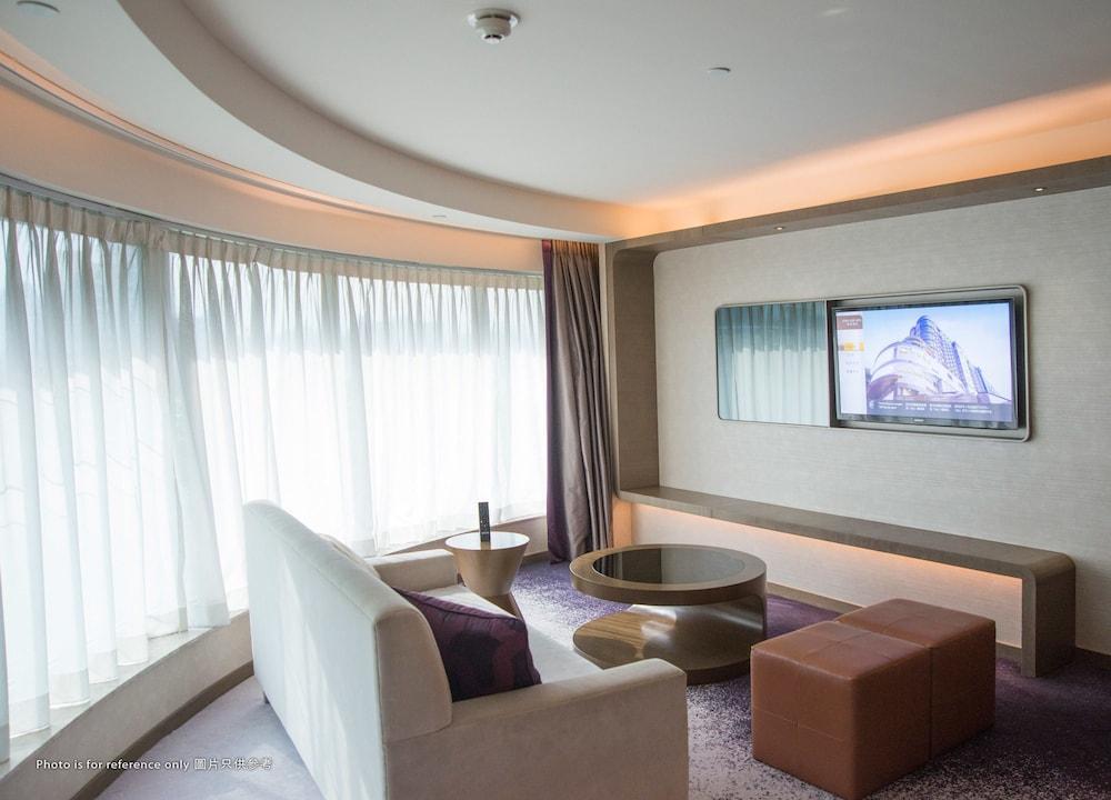 Royal Plaza Hotel 5*